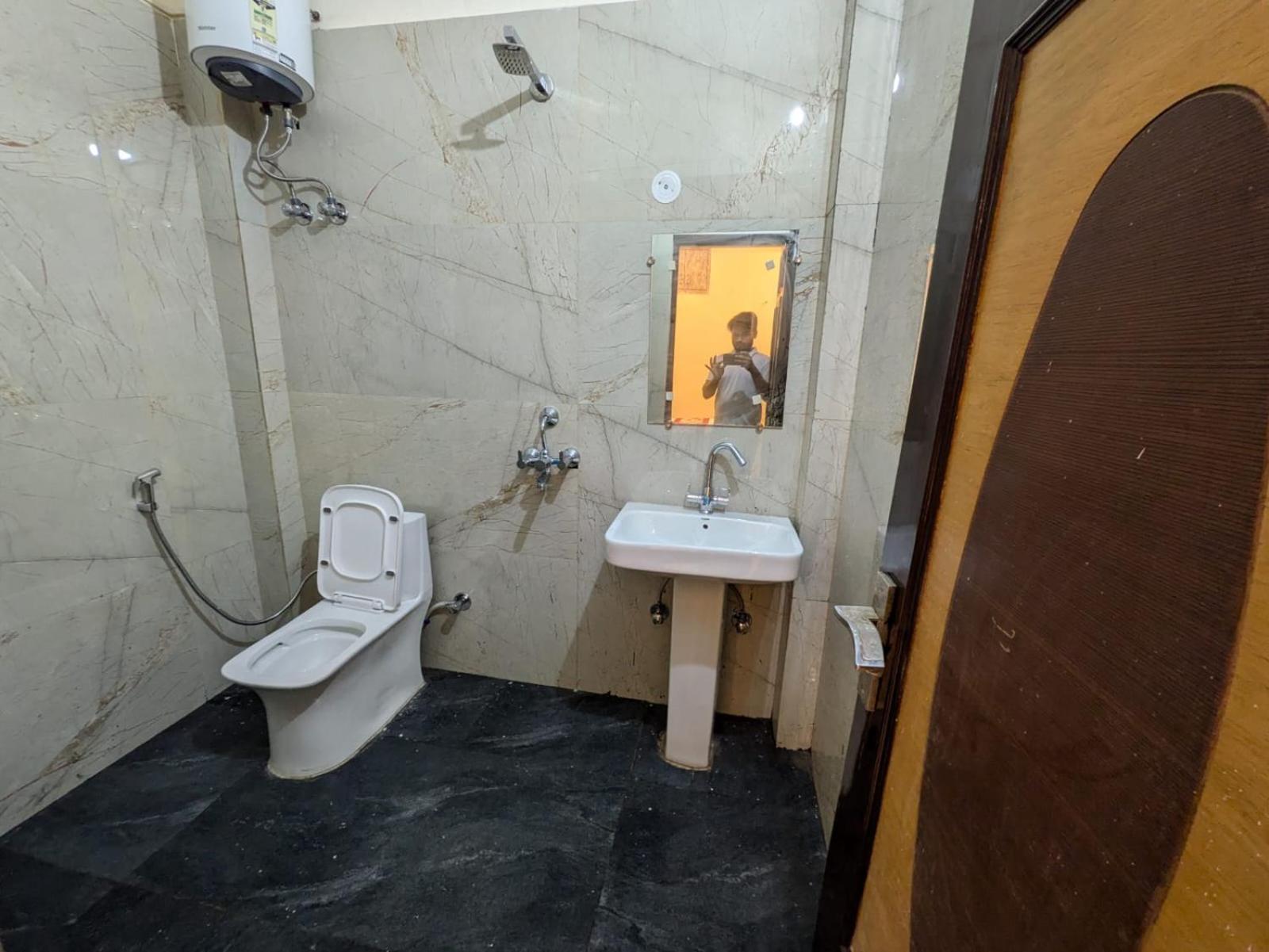 Hotel Vegas Corporate Suites Noida Exterior photo
